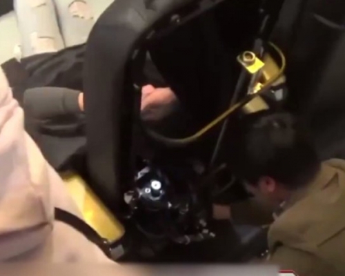 少女的长发被卷进按摩椅的电机中。网上图片