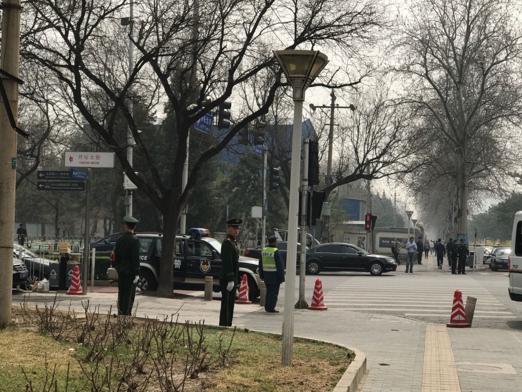 月坛北街有武警驻守。张言天摄
