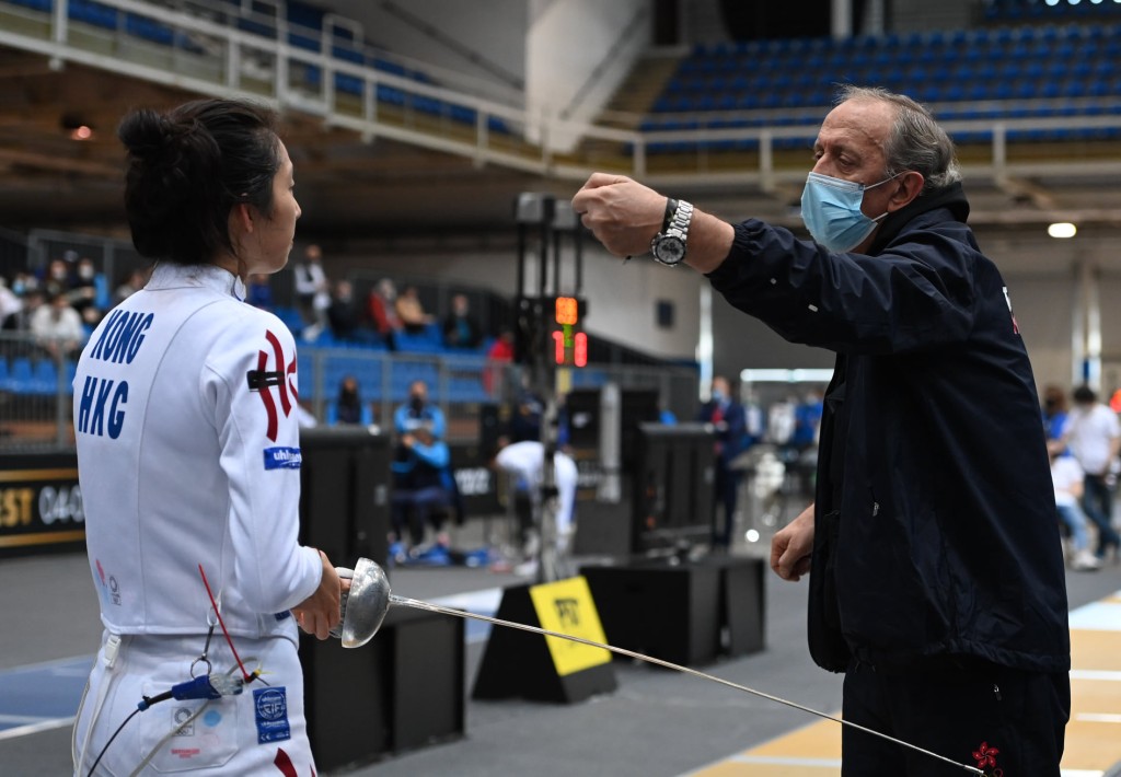 江旻憓(左)与教练泰维分析比赛战术。国际剑联Facebook图片