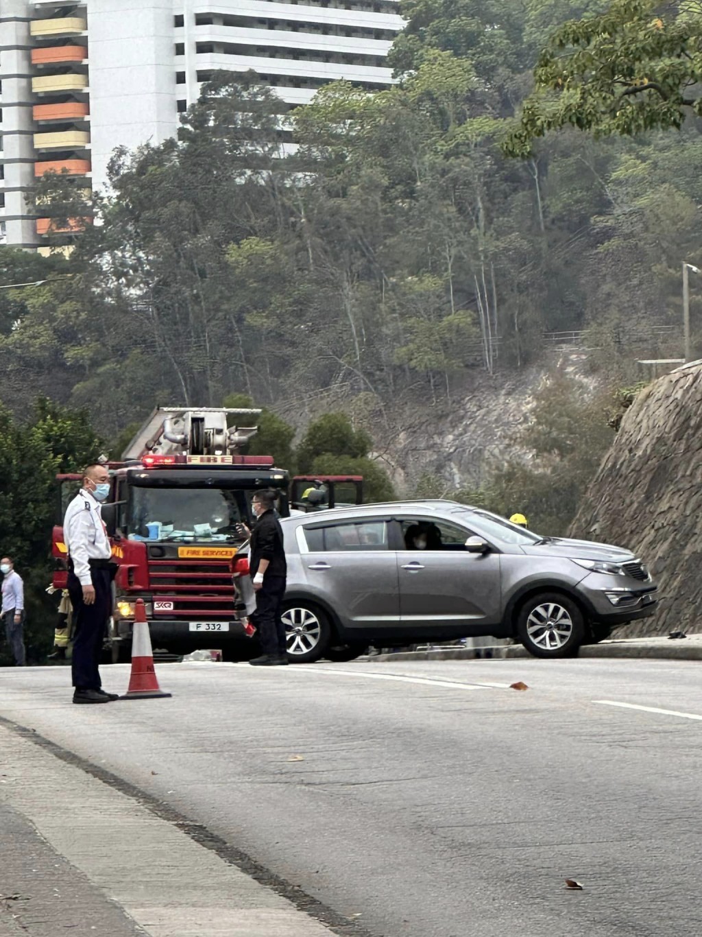 私家車跌在荔景山路的行人路與行車慢線間，車尾損毀。香港交通事故及突發事件fb