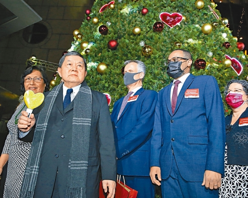 徐旭東（左二）前晚出席遠東集團聖誕亮燈儀式。