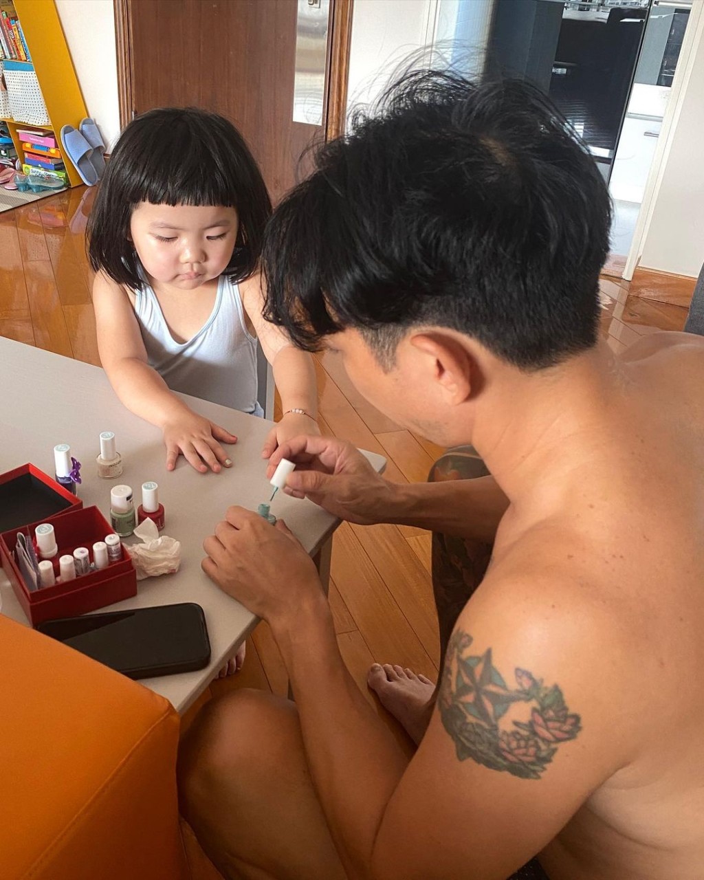 李璨琛之前已為Lucy搽過指甲油。