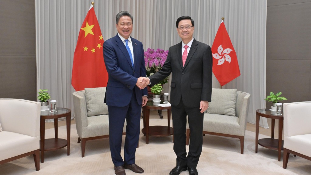 行政長官李家超(右)今日(10日)與柬埔寨副首相孫占托會面(左)會面。政府新聞處圖片