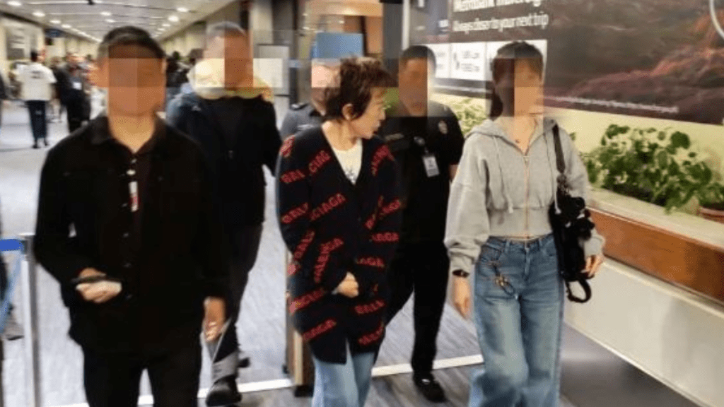 郝斌（中）在機場被抓獲。中國駐菲律賓大使館