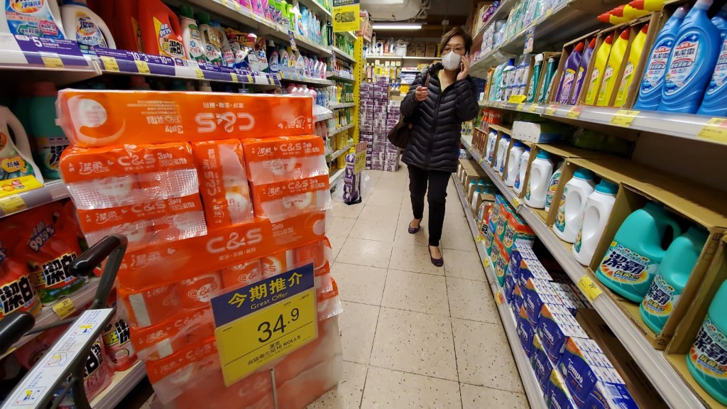 百佳紙巾擺出貨架。