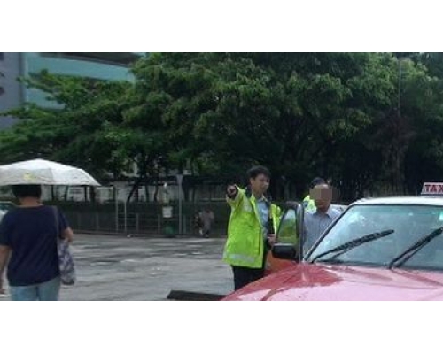 九龍灣一架的士撞倒途人。