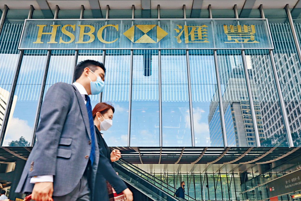 滙控獲大股東平保撈底，加上獲北水加持狂掃，股價曾飆11%，收市重上30元關，帶領恒指升至23476點。