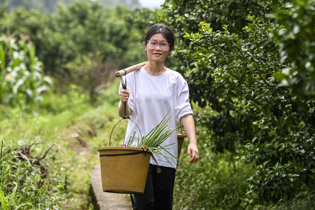 劉燕回老家幫忙母親做農活家務。新華社