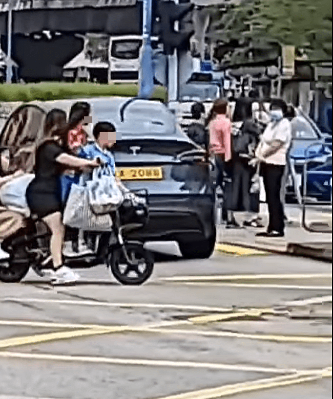 大媽駕駛電動單車載着三名小童。fb：車cam L（香港群組）