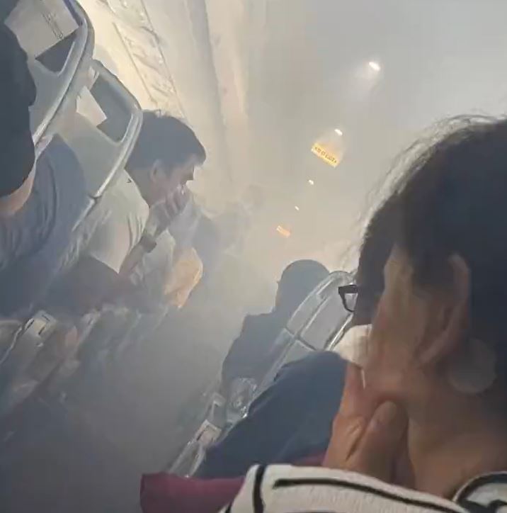 机舱浓烟令乘客呼吸困难。