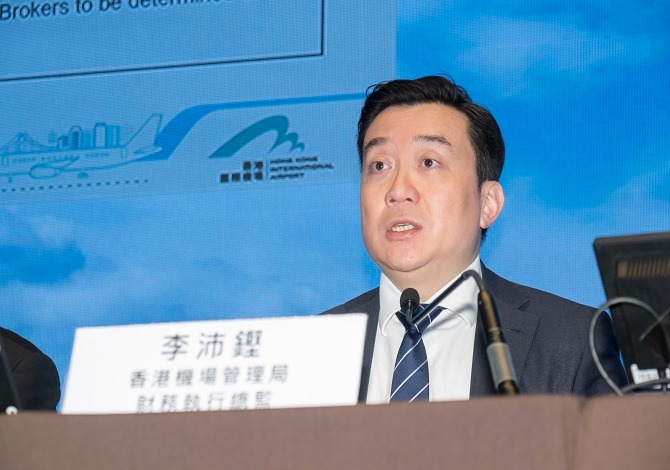 香港机场管理局财务执行总监李沛铿表,随着香港面对更具威胁的暴雨及台风,这个奖项肯定机管局在机场应对极端天气的努力。 香港机场管理局财务执行总监李沛铿表,随着香港面对更具威胁的暴雨及台风,这个奖项肯定机管局在机场应对极端天气的努力。