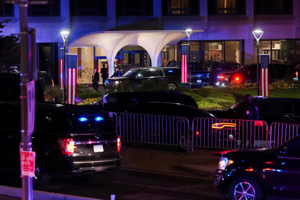 特朗普出席白宫记者会晚宴时有枪手开火后，宾客正在紧急撤离。路透社