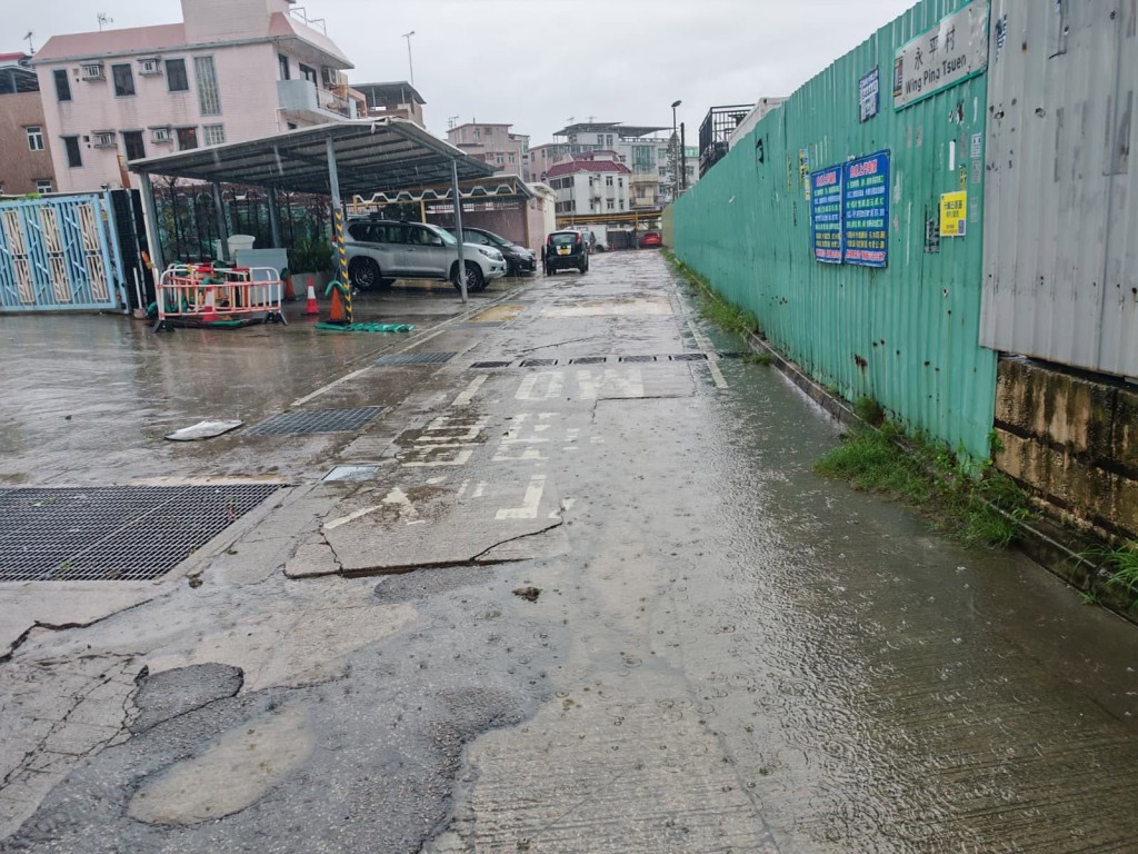 渠務署在強力排水機械人「龍吸水」的協助下,已經完成清理位於屯門法院及新田永平村的水浸個案。fb「下水水」專頁圖片 渠務署在強力排水機械人「龍吸水」的協助下,已經完成清理位於屯門法院及新田永平村的水浸個案。fb「下水水」專頁圖片