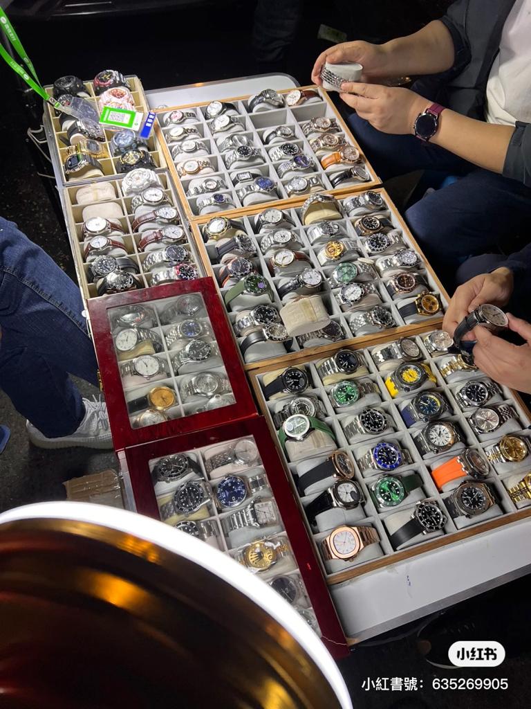 「鬼市」內亦有攤販售賣名錶。（圖片來源：Apo@小紅書）