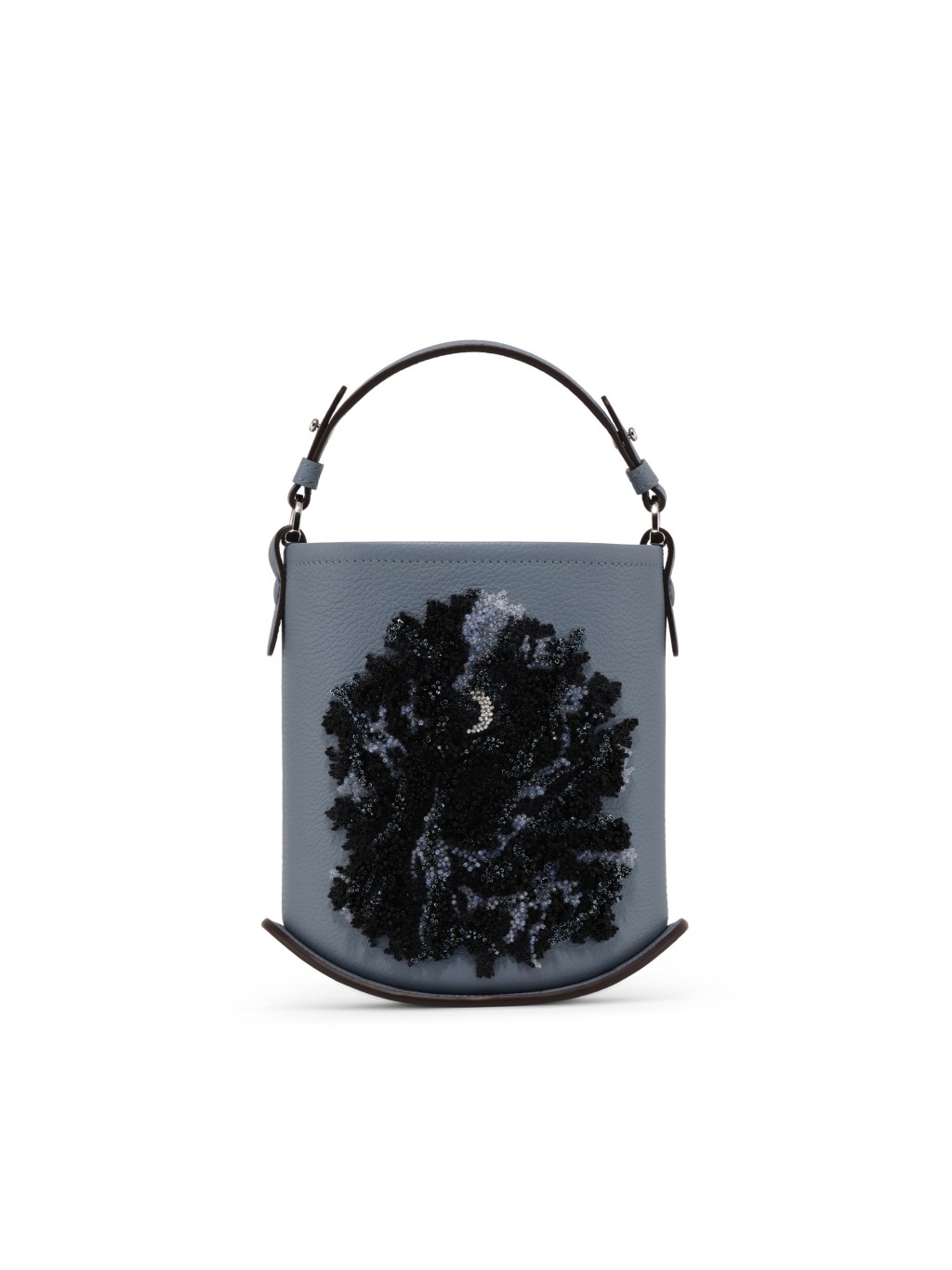 Pin系列Le Seize Septembre水桶袋上的刺繡工藝，體現René Magritte對樹木的熱愛，右 圖為他於1956年發布的作品《16th September》，手袋正以此為創作靈感。