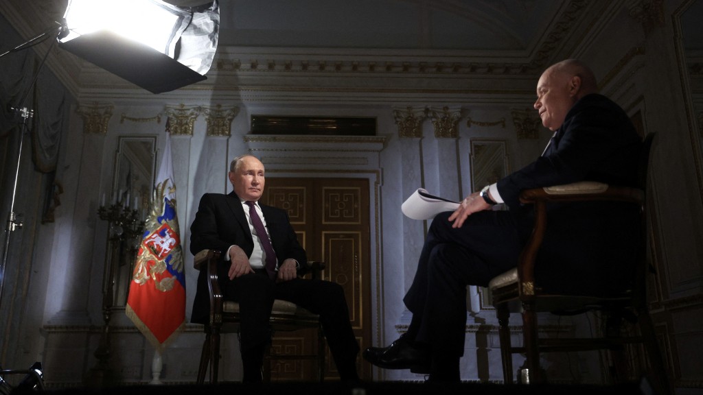 普京在俄罗斯大选前夕于克里姆林宫接受官媒专访。 路透社