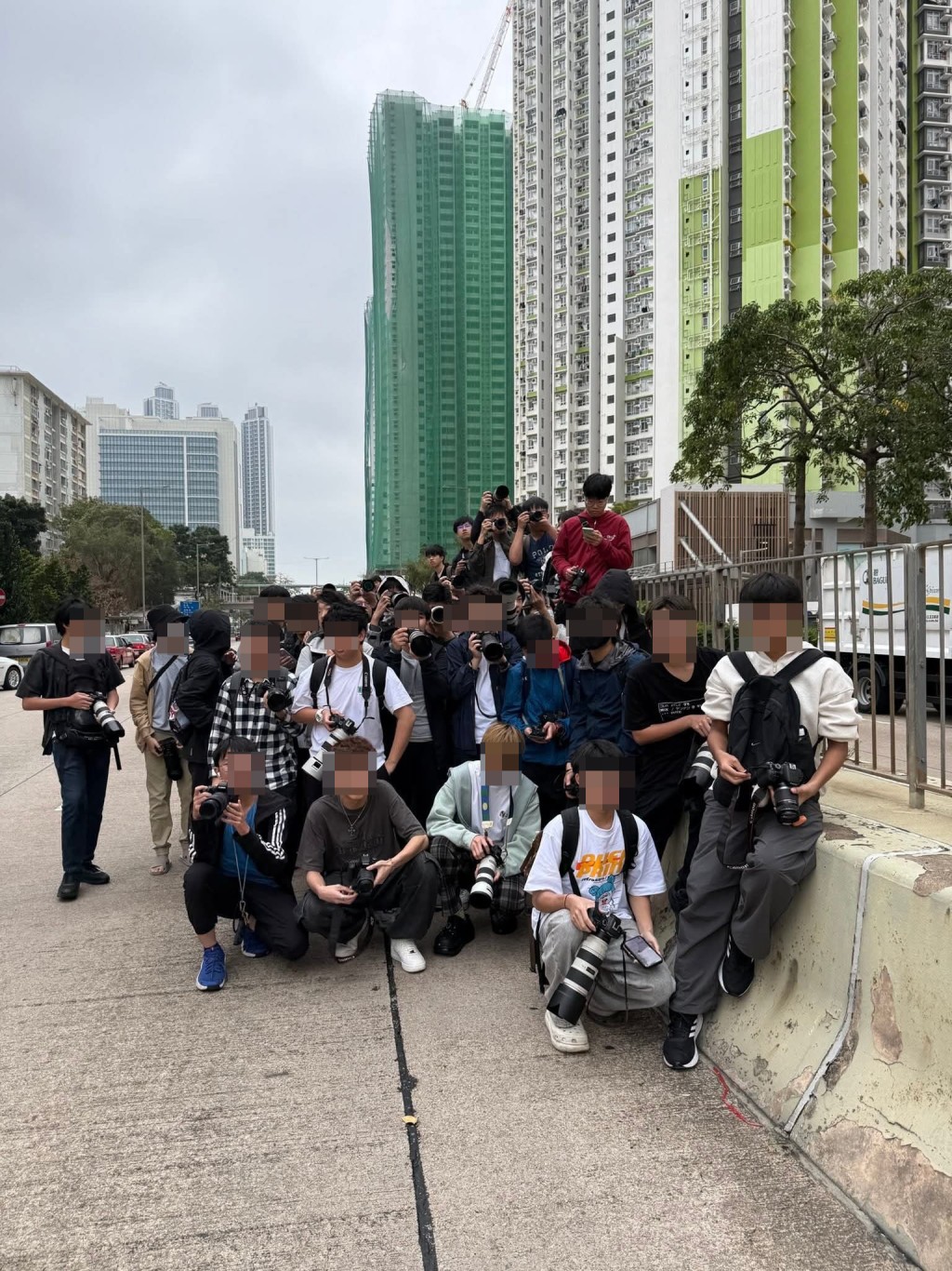 多名巴士迷為影馬年特別巴士，衝出馬路。網上圖片