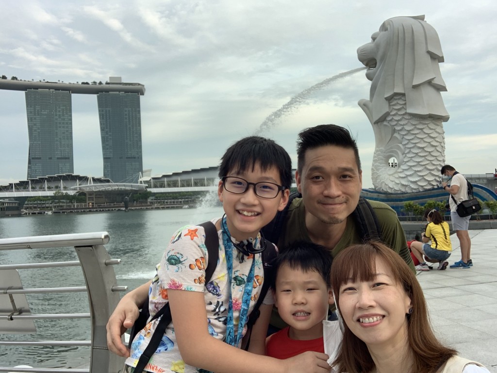 Eunice（右一）在二○二○年六月，與丈夫帶同兩名兒子移居新加坡。他們認為當地的教育質素高，加上是亞洲國家，港人移居更易適應。