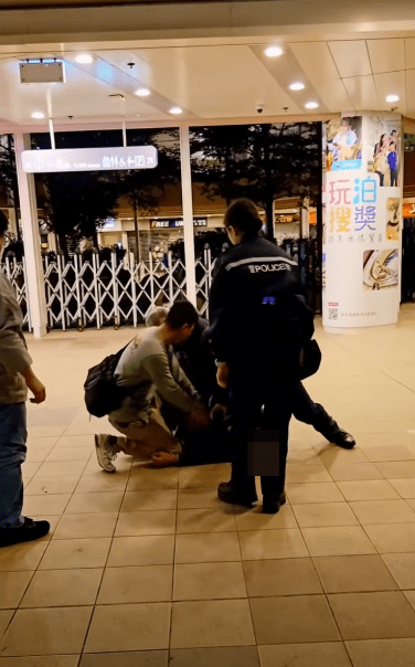 警員其後到場,將黑衫男子按在地上調查。facebook群組「Hong Kong Friends」 警員其後到場,將黑衫男子按在地上調查。facebook群組「Hong Kong Friends」
