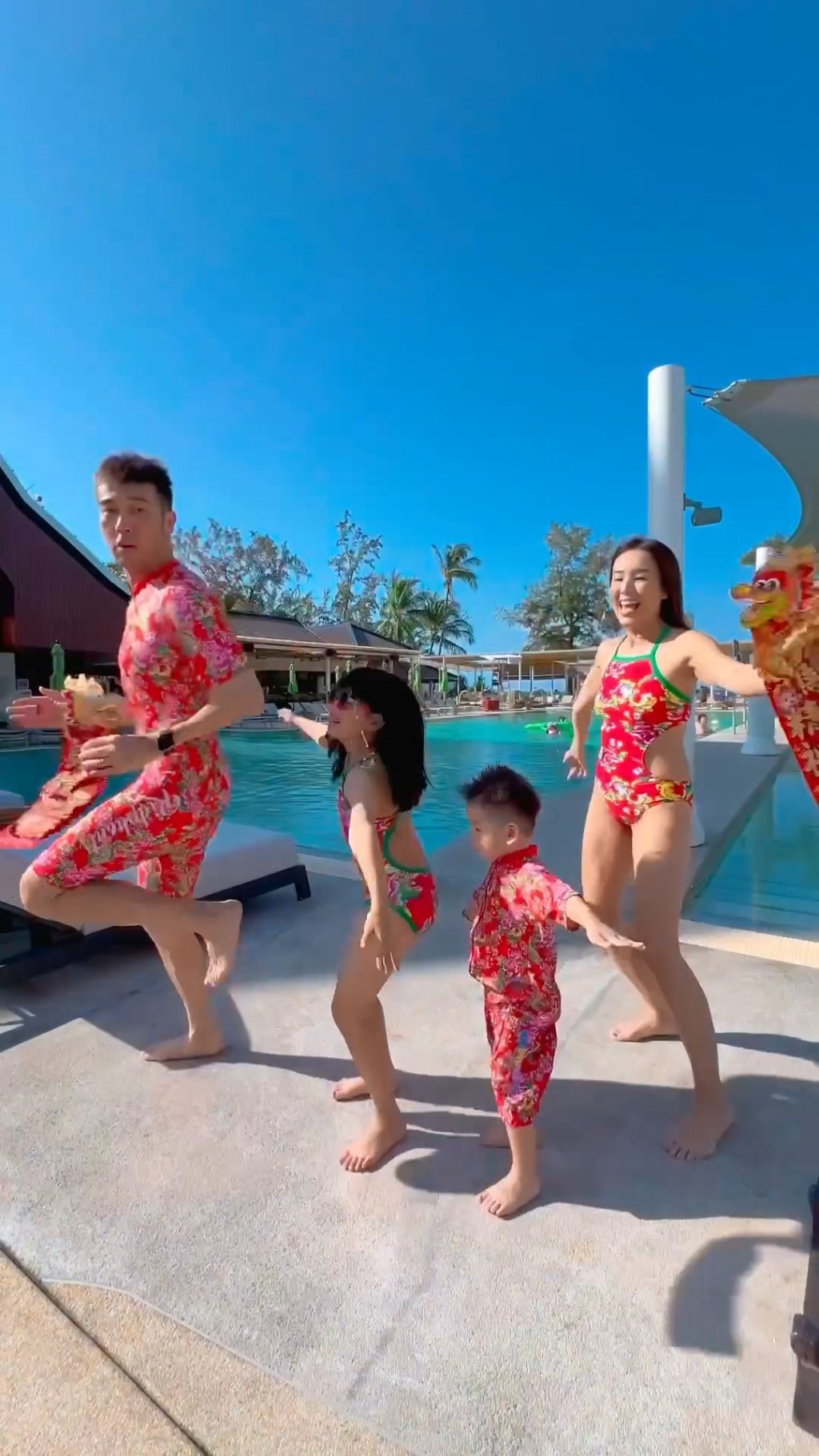 杨洛婷一家穿上东北大花袄款式的泳衣，跳大妈舞。