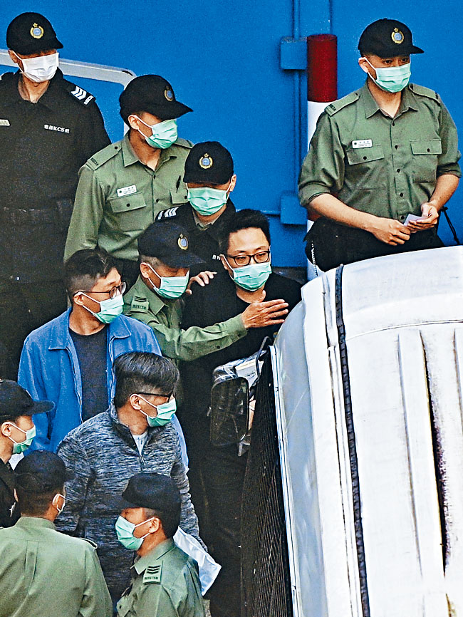 「快必」譚得志由囚車押送出庭。