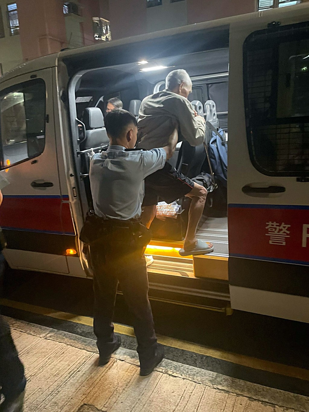 警方將老翁帶回家。警方提供 警方將老翁帶回家。警方提供