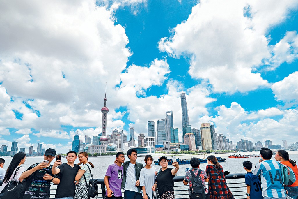 中央接連推出政策提振經濟，股市和樓市短期料持續穩定。