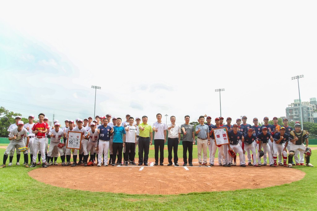 深圳南山青年代表隊和香港棒球代表隊隊員。