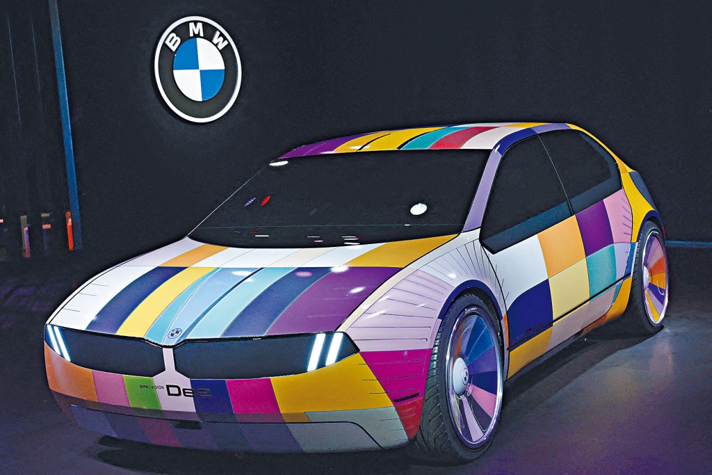 車身可變成多色方格的寶馬i Vision Dee概念車。