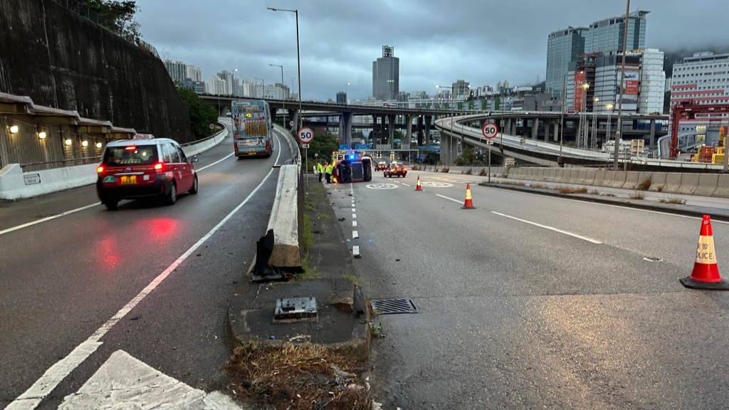 的士駛至一個分岔口時,懷疑選錯路口,混亂間撞向中間石壆,整架車隨之翻側,幸司機僅受輕傷。蔡楚輝攝 的士駛至一個分岔口時,懷疑選錯路口,混亂間撞向中間石壆,整架車隨之翻側,幸司機僅受輕傷。蔡楚輝攝