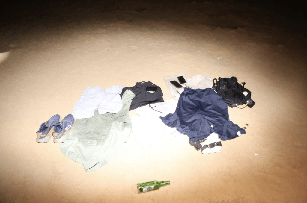 今日（30日）凌晨2时30分，警方接获市民报案，指在石澳泳滩发现一堆个人衣物和空酒樽，怀疑有人堕海，后证实虚惊。