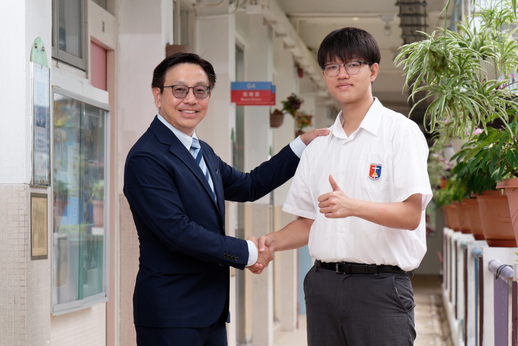  （右）應屆畢業生陳展博為學校贏得學界羽毛球比賽亞軍，並以優異成績獲科大取錄。
