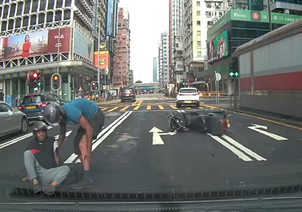 兩人受傷清醒。fb香港突發事故報料區影片截圖