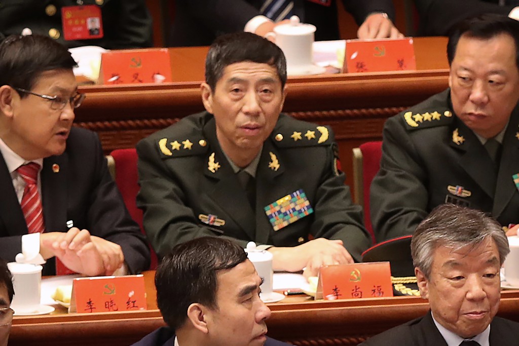 拜登称美国政府正在考虑是否解除对中国国防部长李尚福（中）的制裁。AP资料图