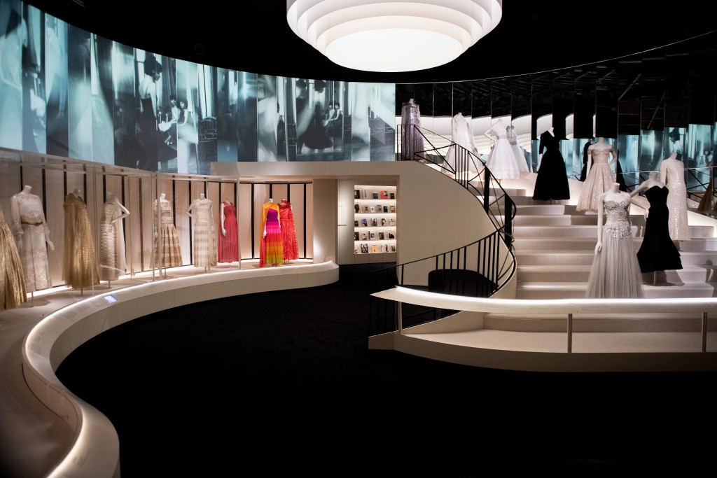 一條極具代表性的樓梯，猶像把rue Cambon的Chanel總店也搬到展覽當中。