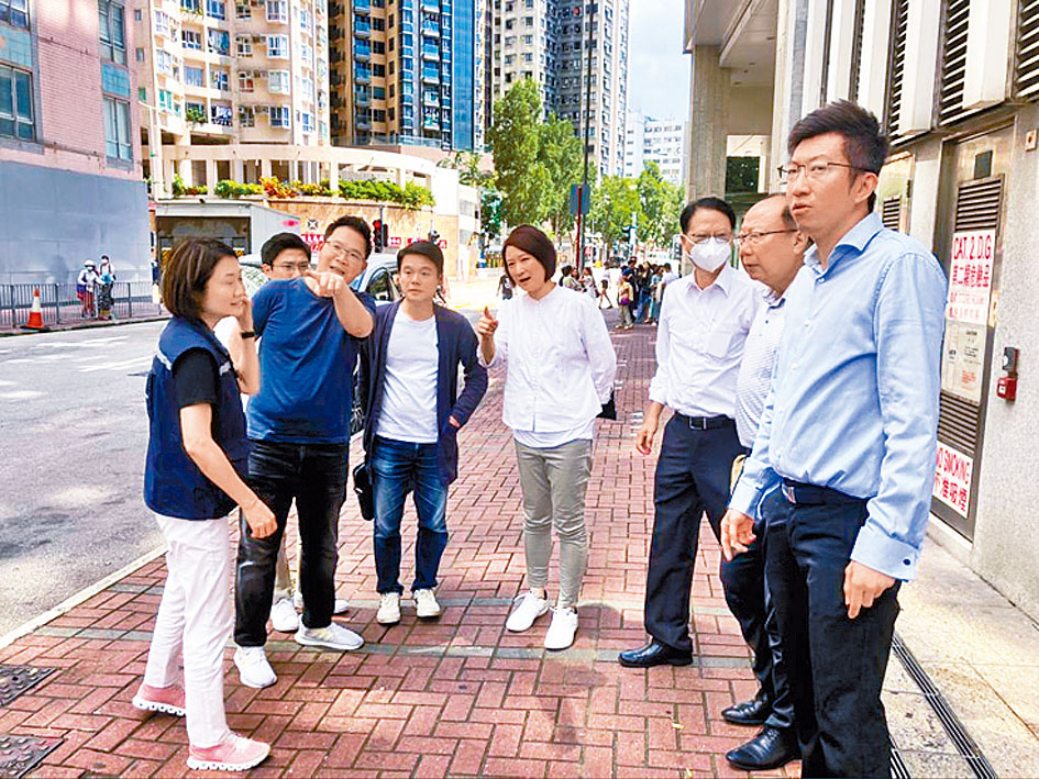 旅監局邀請九龍城區區議員巡視土瓜灣和紅磡接待內地團商鋪一帶情況。
