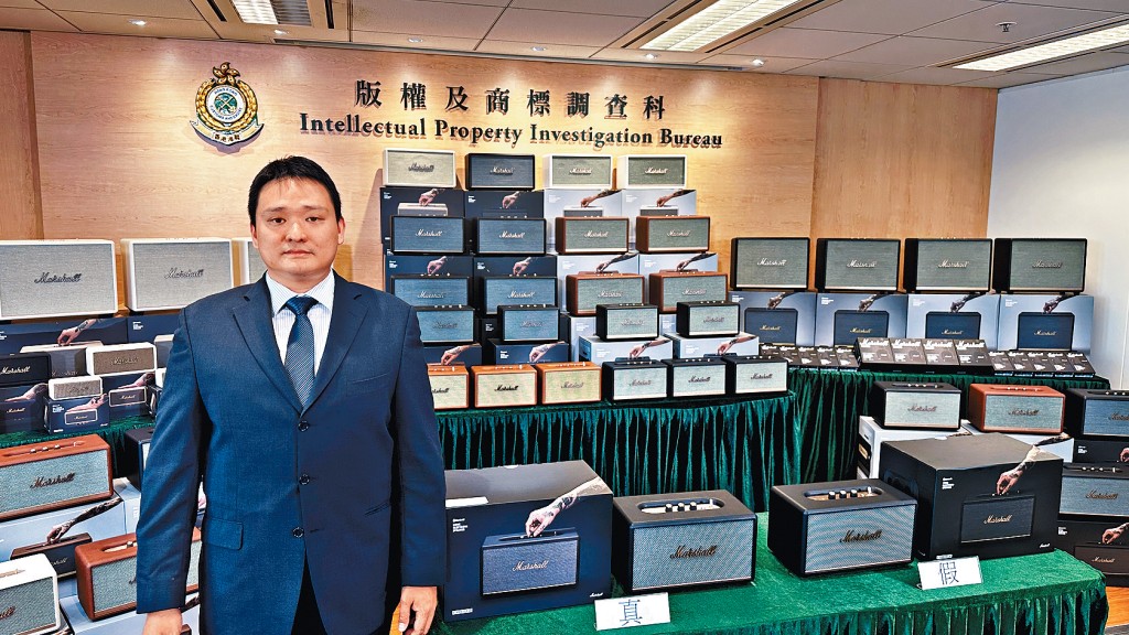 海關周凱文講述冒牌喇叭及無線耳機的案情。