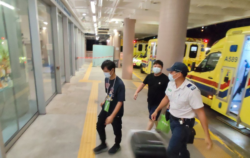 不適人士均無大礙，部分可自行上落救護車。