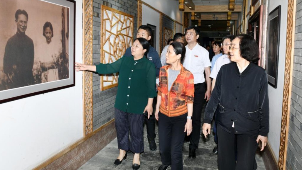 实事助学基金会理事长朱燕（橙色上衣者）去年到吉首大学沈从文纪念馆参观。