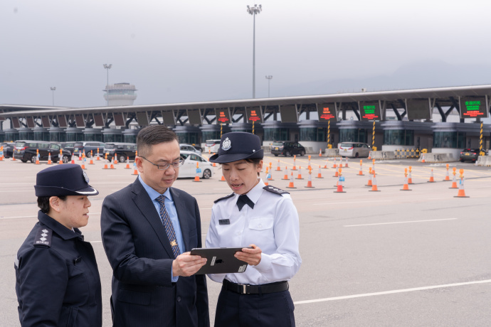 入境处处长郭俊峯今日(27日)到访机场及港珠澳大桥管制站。