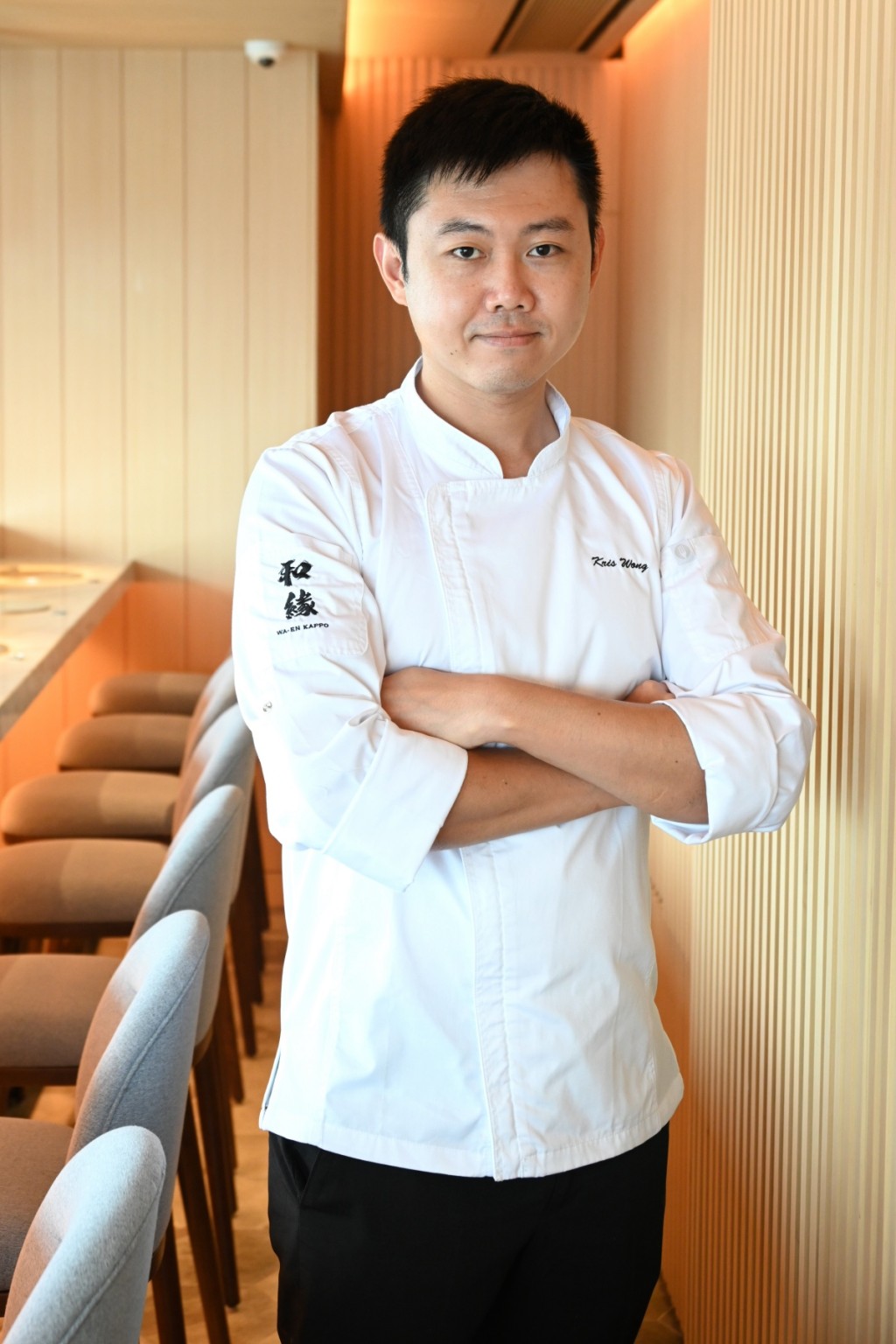 負責掌舵的主廚Kris有逾二十年鑽研及烹製日本菜經驗，不但精通日文，並曾在多間星級食府工作