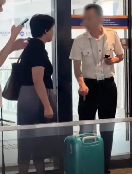 女乘客称：「2厘米就那么一点点，凭什么要付700块钱，春秋航空穷到这种程度了吗？」 