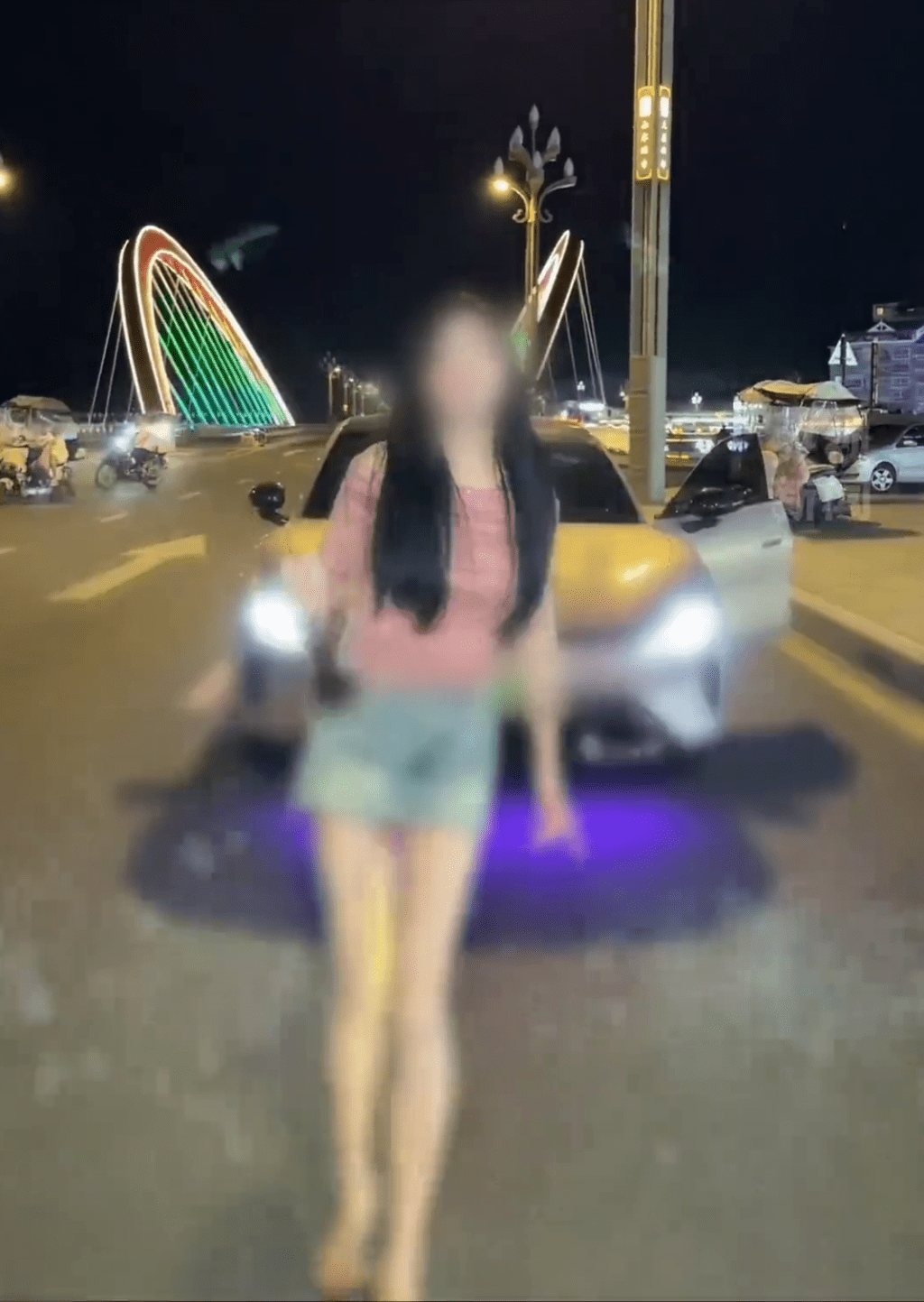 短裙辣妹馬路中心違泊逆行開啤酒拍片。 短裙辣妹馬路中心違泊逆行開啤酒拍片。