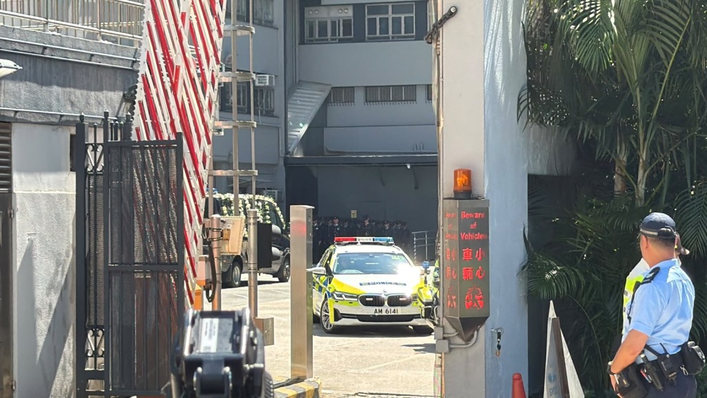 靈車進入長沙灣分區警署。 靈車進入長沙灣分區警署。