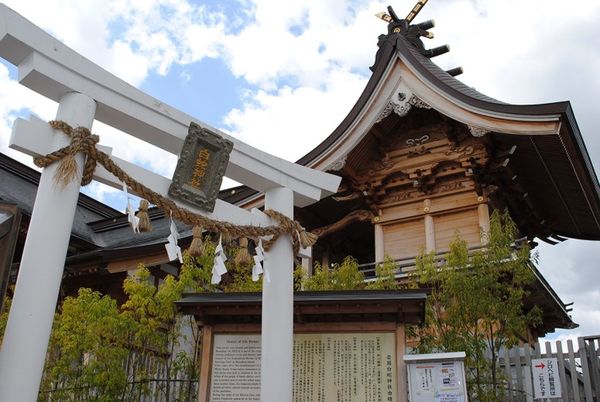 岩國白蛇神社離岩國車站不遠，走路不到半小時。 X