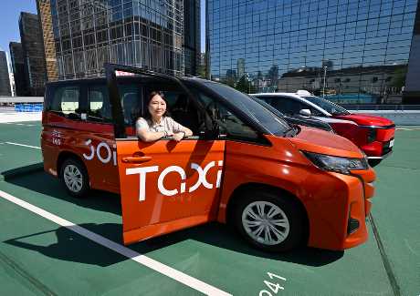  「JOIE樂行」車隊的司機黃小姐稱車隊收入亦令其滿意。劉駿軒攝