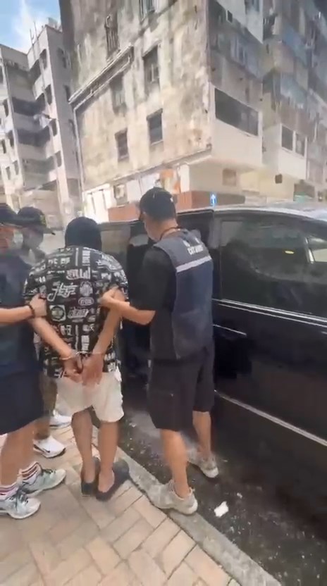 被捕男子70歲,報稱無業,現正被扣留調查。 被捕男子70歲,報稱無業,現正被扣留調查。
