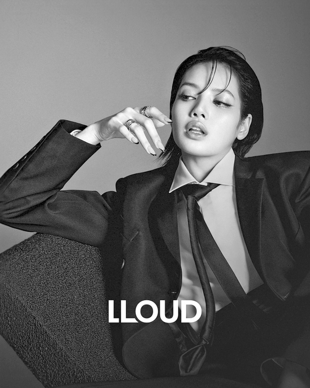 Lisa以西裝look造型,公布成立經理人公司「LLOUD」的喜訊。
