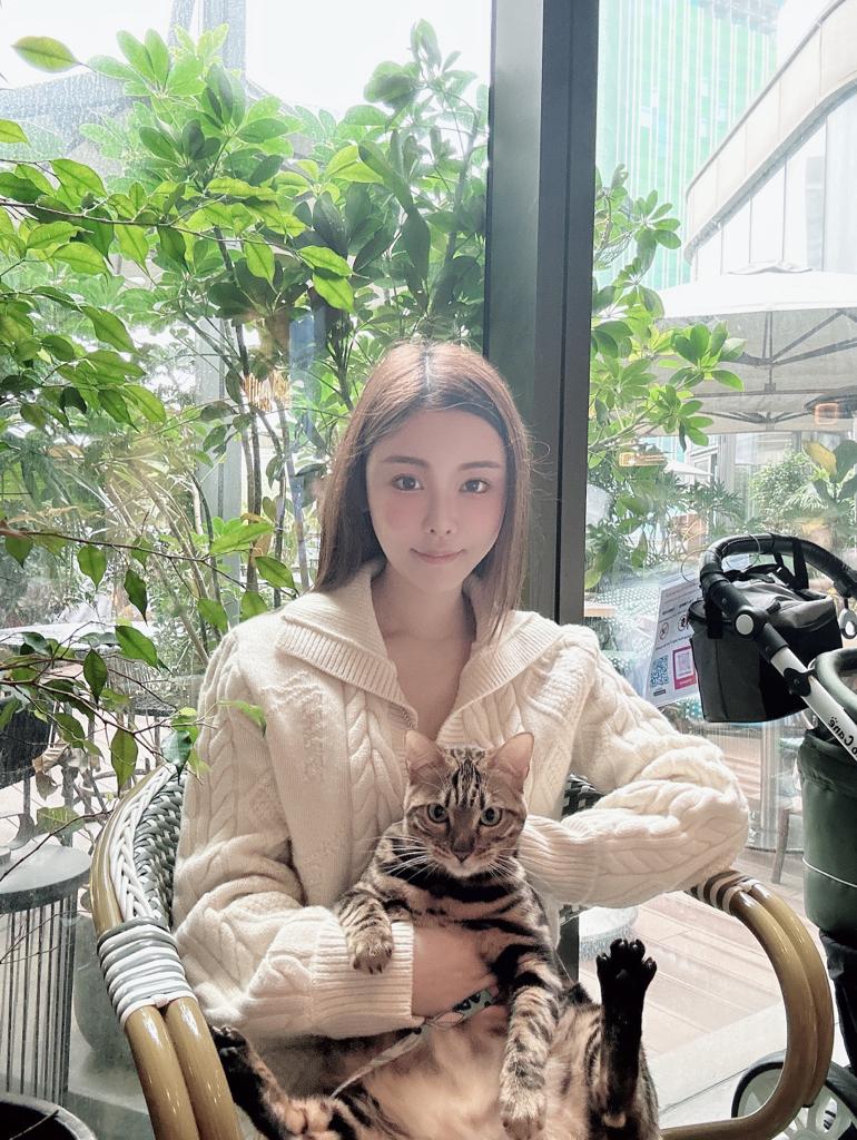 蔡天凤生前爱护猫狗。