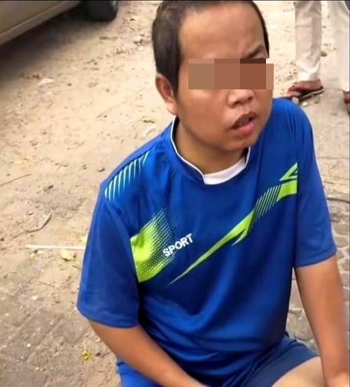 福建男神志不清流落柬埔寨街頭。 福建男神志不清流落柬埔寨街頭。